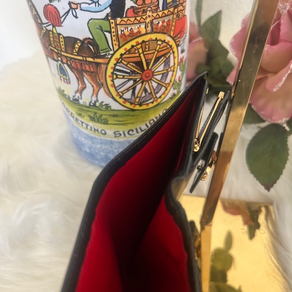 Gucci Leather Wallet with Kiss Lock - Picture 11 of 16